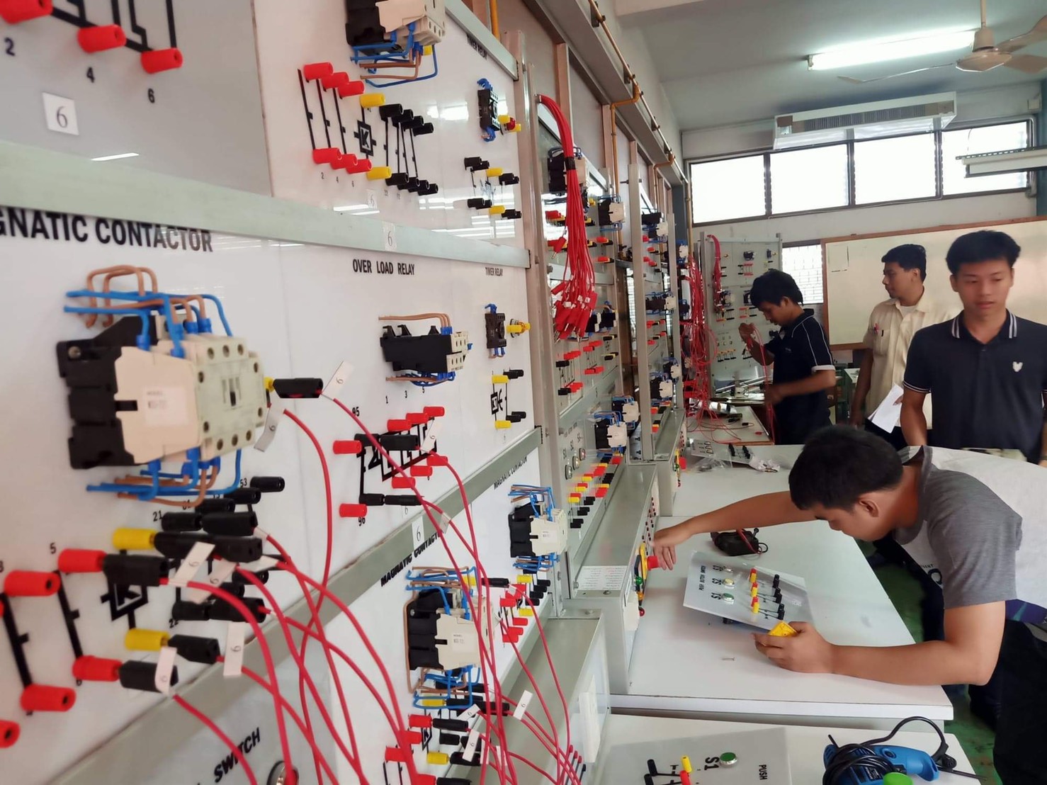 ช่างไฟฟ้า (ปวช.)