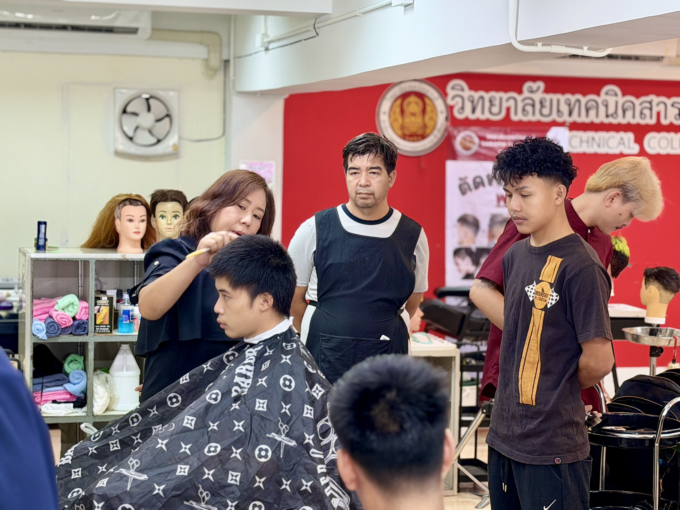 กลุ่มวิชางานเสริมสวย วิชาตัดผมชายระดับ2